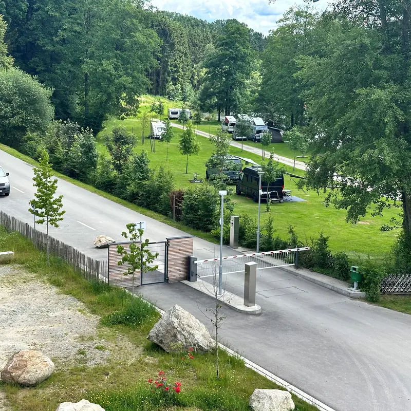 Schrankenanlage und Self-Check-in am Höllensteinsee